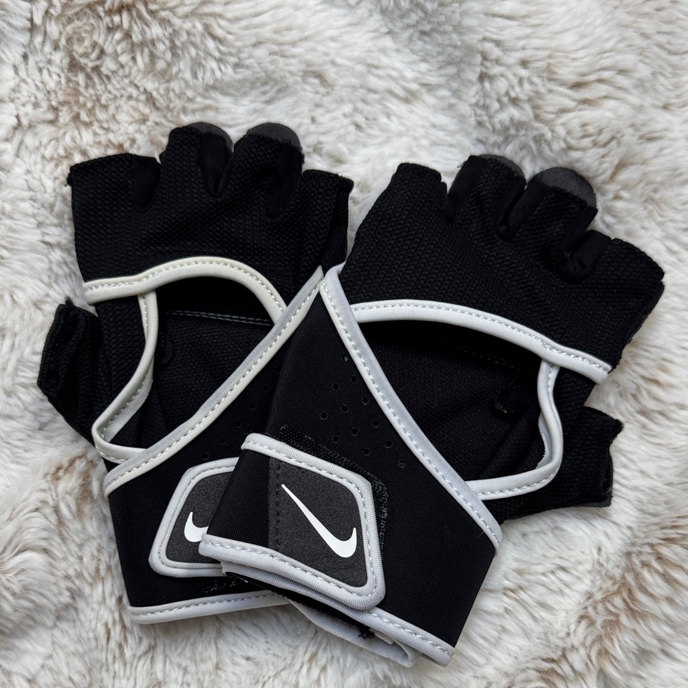 Nike Black and Gray Fitness Gloves